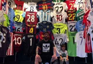Messi exibe coleção de camisas e internautas sentem falta da de CR7