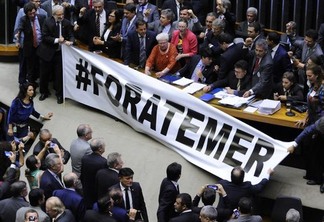 Deputadores opositores ocupam Câmara pedindo renúncia de Temer