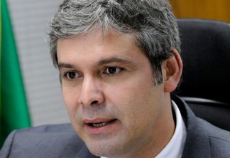 'Moro é um militante político da direita brasileira!', afirma Lindbergh Farias sobre decisão do Juiz