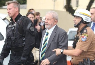 'Policial gato' chama atenção ao escoltar Lula em Curitiba