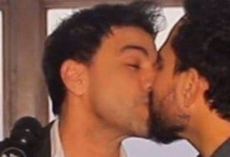 Cantor aparece beijando irmão na boca e causa polêmica na internet