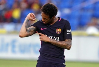 Neymar faz homenagem à mãe após marcar três vezes em goleada do Barça