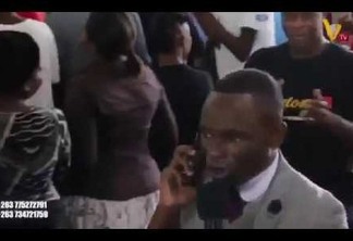VEJA VÍDEO: Pastor fala com Deus pelo celular durante culto "Olá, é do Céu?"