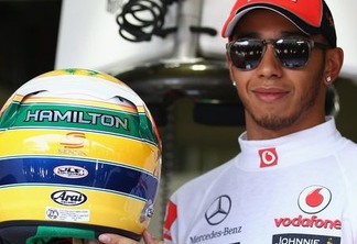 Após igualar ídolo, Hamilton recebe capacete de Senna, chora e desfila em carro