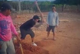 VEJA VÍDEO: De volta ao interior da Bahia, Daniel Alves aceita desafio e ara terra