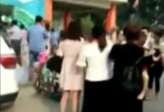 Explosão em frente a escola deixa mortos e feridos na China