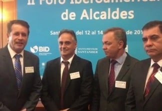 Cartaxo participa de fórum na Espanha e posa com prefeitos brasileiros