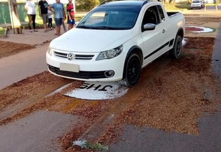 Policial evangélico destrói tapete de Corpus Christi com carro por não concordar com procissão