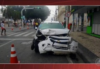 O PERIGO DO SINAL AMARELO NA MADRUGADA: Câmeras registram batida entre dois táxis que deixou um morto - VEJA VÍDEO