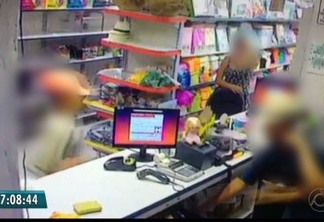 Vídeo mostra homem com farda de gari e criança em roubo a loja na Paraíba