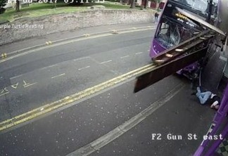VEJA VÍDEO - Homem sai andando normalmente após ser atropelado por ônibus