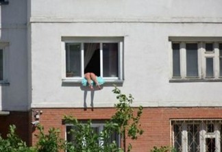 Forma inusitada de mulher tomar banho de sol chama atenção da vizinhança