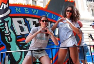 Equipe da WNBA faz história na Parada do Orgulho LGBT em Nova York