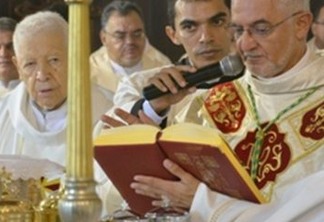 Dom Delson recebe Pálio das mãos do Papa Francisco