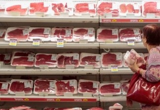 Após veto à carne brasileira nos EUA, consumidores aqui continuam comprando