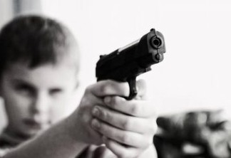 Menino de 9 anos brinca com arma e dispara acidentalmente contra primo de 7
