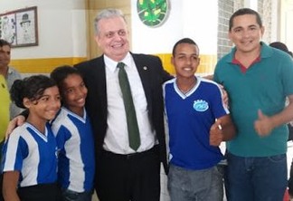 Deputado João Bosco Carneiro participa da entrega de kits escolares em Alagoa Grande