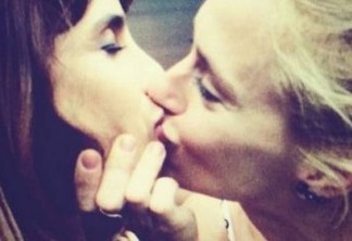 Carolina Dieckmann e Maria Ribeiro dão beijão em protesto contra a homofobia
