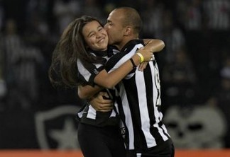Botafogo: filha de Roger entra em campo e emociona torcida no Rio; VEJA VÍDEO
