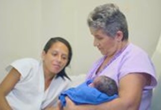 VEJA VÍDEO: Conheça as Doulas, mulheres que acompanham mães na hora do parto