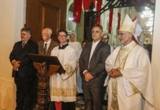 Luciano Cartaxo participa da missa de abertura das celebrações da Festa das Neves
