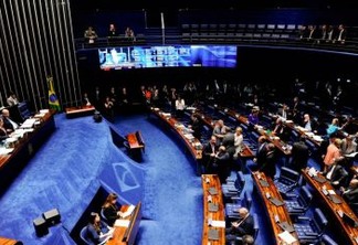 VEJA VÍDEO: Senadores quase partem pra briga no meio no plenário