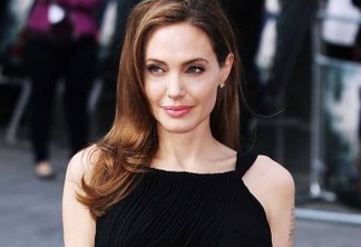 Mulher faz 50 cirurgias para ficar parecida com Angelina Jolie