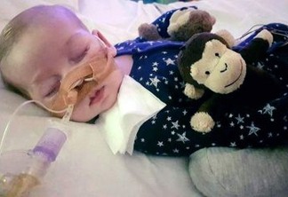 Pais vão discutir com hospital desligamento de máquinas que mantêm bebê vivo