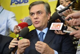 O líder do PSDB no Senado, Cássio Cunha Lima, durante entrevista sobre a crise política (Fabio Rodrigues Pozzebom/Agência Brasil)