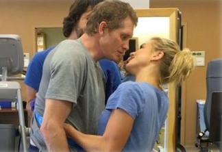 VEJA VÍDEO: Homem acorda de coma e beija esposa