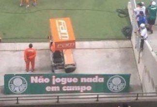 Após piada no dérbi, Palmeiras retira placa de "não jogue nada em campo"