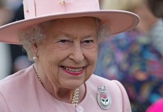Rainha Elizabeth usa redes sociais pela primeira vez para postar TBT