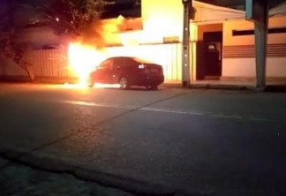 Deputado denuncia crime e pede apuração: Veja dupla incendiando carro de vereador - VEJA VÍDEO
