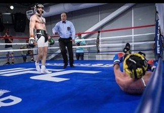 Ex-campeão de boxe explica foto polêmica em treino com McGregor