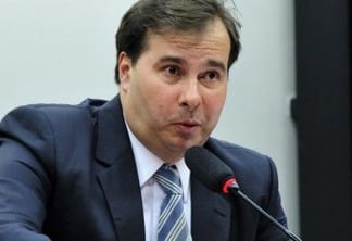 Rodrigo Maia pede respeito as instituições após afastamento de Aécio Neves