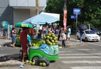 Agentes da Sedurb apreendem carrinhos e mercadorias de ambulantes no Centro de João Pessoa