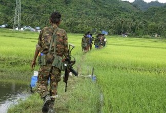 NW06 RAKHINE (BIRMANIA) 25/08/2017.- Un soldado birmano camina hacia la aldea ChainKharLi en el estado de Rakhine (Birmania) cerca del lugar donde se ha producido un enfrentamiento entre militares y rohinyás en el estado de Rakhine (Birmania) hoy, 25 de agosto de 2017. Al menos 32 personas han muerto hoy en el oeste de Birmania (Myanmar) en los ataques reivindicados por rebeldes rohinyás contra controles militares, comisarias y cuarteles en el conflictivo estado de Rakhine. Las autoridades informaron en un principio de siete rebeldes y cinco policías muertos, pero luego las Fuerzas Armadas elevaron la cifra de víctimas mortales a 21 insurgentes, 10 policías y un soldado. EFE/Nyunt Win