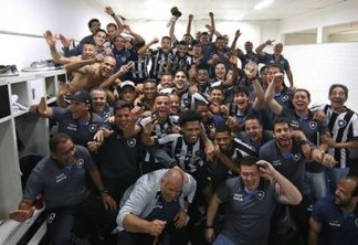 Jogadores do Botafogo fazem festa no vestiário após classificação na Libertadores