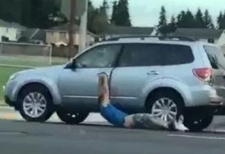 VEJA VÍDEO: Ladrão se dá mal, é arrastado por carro e acaba semi-nu