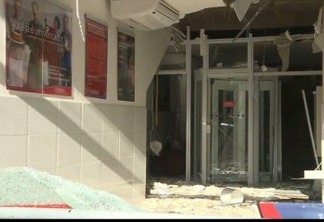 Bandidos explodem agência bancária e fazem cinco pessoas reféns