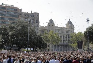 ESP - ESPANHA/ATAQUE - INTERNACIONAL - Espanhois fizeram um minuto de silêncio na Praça de Catalunha nesta sexta-  feira (18), em Barcelona, em homenagem às vítimas do atentado terrorista   cometido ontem com uma van que atropelou mais de 100 pessoas na zona   turística e comercial de Las Ramblas. As pessoas se reuniram na Praça de   Catalunha, que fica em Las Ramblas, junto com o rei Felipe VI, o chefe de   governo Mariano Rajoy, o presidente catalão, Carles Puigdemont,  e a   prefeita Ada Colau. Após permanecer em silêncio por um minuto, a multidão   aplaudiu as vítimas.   18/08/2017 - Foto: MANU FERNANDEZ/ASSOCIATED PRESS/ESTADÃO CONTEÚDO