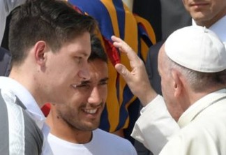 Papa Francisco recebe Chapecoense e familiares de vítimas de acidente aéreo