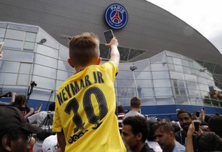 Torcida francesa faz festa para receber Neymar