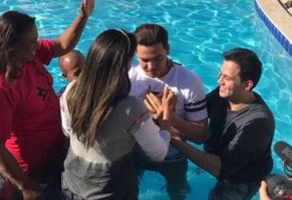 Wesley Safadão e esposa são batizados em igreja evangélica