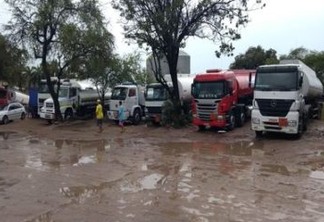 Caminhoneiros que transportam gasolina para a Paraíba paralisam atividades