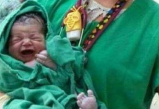 Foto de bebê recém-nascido chama atenção por detalhe inusitado ao fundo
