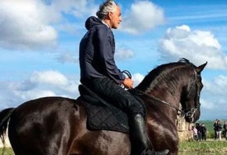Cantor italiano Andrea Bocelli cai de cavalo e é hospitalizado