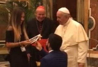VEJA VÍDEO: Homem pede namorada em casamento durante encontro com Papa Francisco