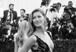 NEW YORK, NY - MAY 05:  [EDITOR'S NOTE: Image has been digitally processed] Gisele Bndchen attends the "Charles James: Beyond Fashion" Costume Institute Gala at the Metropolitan Museum of Art on May 5, 2014 in New York City.  (Photo by Andrew H. Walker/Getty Images)