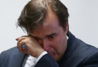 Com lágrimas nos olhos Rodrigo Maia assina acordo de Recuperação Fiscal do Rio de Janeiro